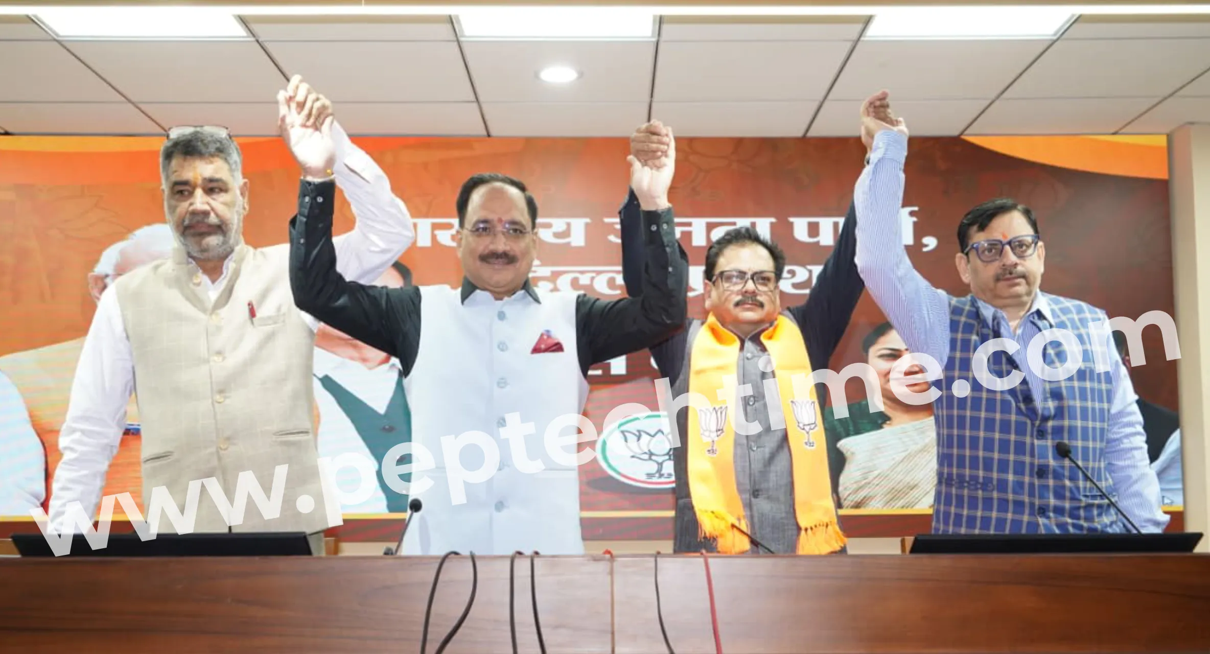 भाजपा के दिल्ली प्रदेश अध्यक्ष वीरेंद्र सचदेवा ने पार्टी कार्यालय में गुप्ता को पटका पहनाकर सदस्यता ग्रहण कराई BJP